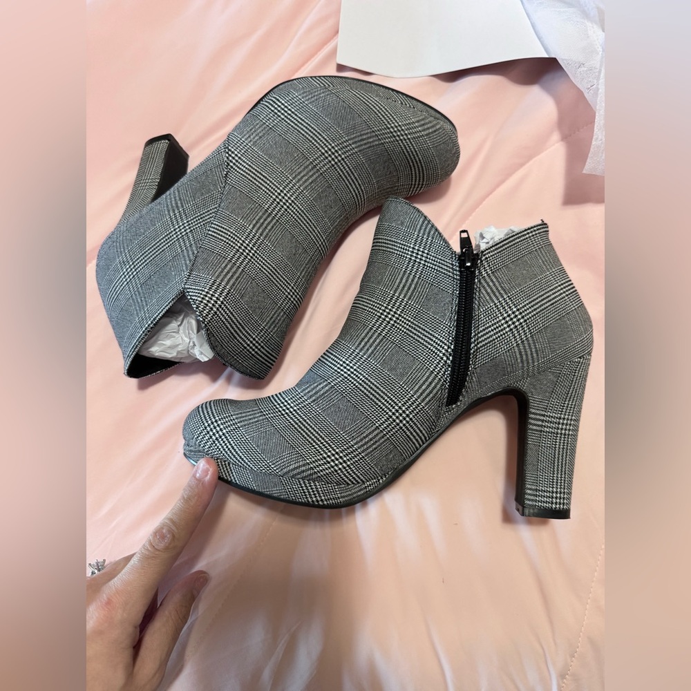 Allegra K - Chic Black and White Heels - Picture 2 of 7